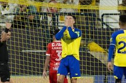 Al Nassr lại thua, Ronaldo lại có hành động gây tranh cãi