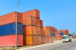 Kinh hãi 'núi container' nằm bên tỉnh lộ đe dọa người đi đường
