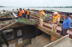 Bắt giữ 3 tàu cát tặc trong đêm
