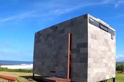 Ngôi nhà được xây dựng, hoàn thiện nội thất từ rác thải nhựa ở Indonesia