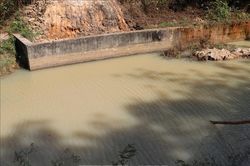 Trượt chân xuống hố nước công trình, một bé trai tử vong