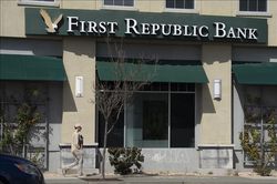 Lo sợ ngân hàng sụp đổ, khách hàng rút hơn 100 tỷ USD khỏi First Republic Bank