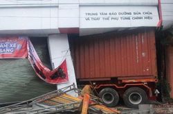Xe container dài hơn 12m lao lên vỉa hè, lọt thỏm trong cửa hàng xe máy