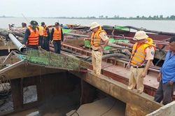Cảnh sát mật phục bắt 3 tàu khai thác cát trái phép trong đêm