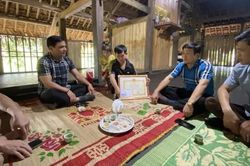 Khen thưởng người nông dân cứu 4 nạn nhân trong vụ lật thuyền trên sông Lô