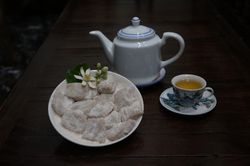 Thưởng thức chè lam ở hội chùa Thầy