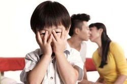 Đang xem tivi cùng con trai bỗng có cảnh nóng, mẹ phản ứng nhanh