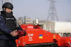 Công binh Ukraine tiếp nhận người máy phá bom mìn hiện đại