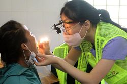 Đoàn tình nguyện Hàn Quốc khám bệnh, cấp thuốc miễn phí và tặng quà ở Nghệ An