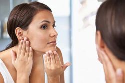 Ánh sáng xanh gây hại cho làn da như thế nào?