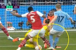 VAR gây tranh cãi trong trận thua của Arsenal