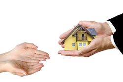 Con bất hiếu, cha mẹ có đòi lại tài sản đã cho?