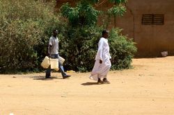 Cư dân Sudan mắc kẹt giữa giao tranh