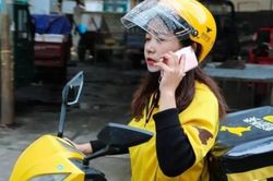 Nữ shipper Trung Quốc bị khách 'bom hàng', dọa đánh vì buồn chán