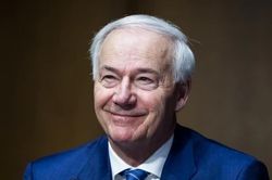 Bầu cử Tổng thống Mỹ 2024: Cựu Thống đốc bang Arkansas tham gia cuộc đua
