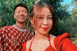 Phan Văn Đức 'bóc phốt' khi vợ mặc đẹp xúng xính đi chơi