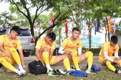 Khởi tranh bóng đá nam SEA Games 32: Áp lực chồng áp lực