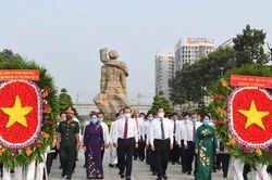 Lãnh đạo TPHCM dâng hương tưởng niệm các anh hùng liệt sĩ