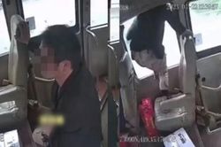 Buồn vệ sinh, thanh niên nhảy khỏi xe ô tô trên đường cao tốc