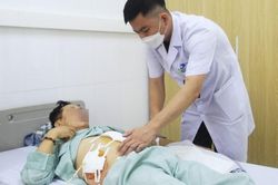 Người đàn ông Quảng Ninh bị thủng dạ dày hiếm gặp