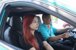 Xe taxi điện VinFast lăn bánh ở TPHCM