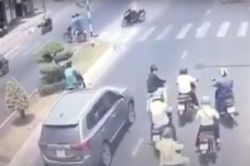Video khoảnh khắc xe tải đâm 7 xe máy đang dừng chờ đèn đỏ