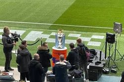 Man City gây áp lực cho Arsenal theo cách khó tin