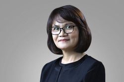 Bà Phạm Minh Hương rời ghế chủ tịch VNDirect sau 17 năm, trở lại làm CEO