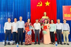 Phó bí thư thường trực Tỉnh ủy Hồ Thanh Sơn trao quyết định về công tác cán bộ tại huyện Cẩm Mỹ