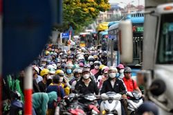 Bắt đầu kỳ nghỉ lễ 30/4 - 1/5: Cửa ngõ Hà Nội ùn tắc 'nghẹt thở'