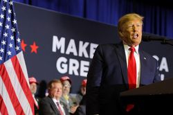 Phản ứng đầu tiên của ông Trump với tuyên bố tranh cử của ông Biden