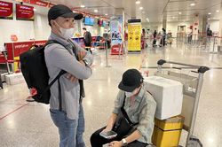 Nhiều chuyến bay ở Tân Sơn Nhất delay, khách phải chờ tới hôm sau