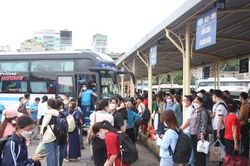 Bến xe đông nghịt hành khách về quê nghỉ lễ