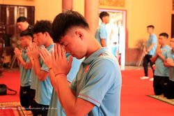 Bóng đá SEA Games ngày 28/4: U22 Việt Nam đi thăm chùa, U22 Thái Lan chê sân tập
