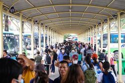 Người dân vội vã lên xe về quê nghỉ lễ
