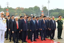 Lãnh đạo Đảng, Nhà nước viếng Chủ tịch Hồ Chí Minh, dâng hương tưởng niệm các Anh hùng liệt sĩ