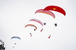 Mãn nhãn màn tranh tài Festival dù lượn tại biển Hải Tiến