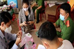 Học sinh ăn kẹo bị nhập viện, tiệm tạp hóa tạm dừng hoạt động