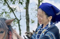Ca sĩ Lệ Quyên xinh đẹp bất ngờ với trang phục người Hà Nhì, chụp ảnh giữa khung trời Tây Bắc