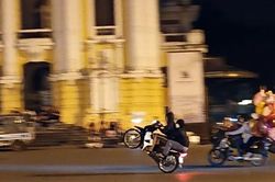 Hàng chục quái xế so kè tốc độ, bốc đầu xe trước Nhà hát Lớn