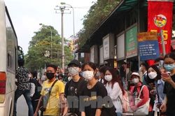 Tái diễn tình trạng xe khách dừng đỗ, dàn hàng bắt khách dọc đường