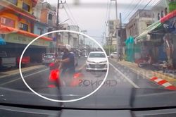 Xe máy tông vào đuôi ô tô rồi quay đầu bỏ chạy 'như một cơn gió'