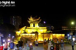 Có gì ở phố ẩm thực đêm Thành cổ Vinh?