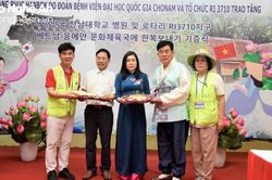 Đoàn công tác Hàn Quốc trao tặng trang phục Hanbok cho Bảo tàng Nghệ An