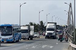 Người dân đổ về quê nghỉ lễ, cầu Rạch Miễu ùn ứ cả hai hướng