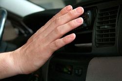 Trời nắng nóng, sử dụng điều hòa ôtô thế nào cho hiệu quả?