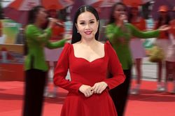 Rũ bỏ váy áo lộng lẫy, Cẩm Ly đầy mộc mạc khi diện áo bà ba chạy show ca hát