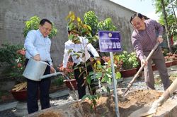 Dâng hương, trồng cây tại Khu tưởng niệm Chủ tịch Hồ Chí Minh