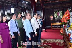 Đồng chí Phó Chủ tịch Thường trực Quốc hội Trần Thanh Mẫn dâng hương tại đền thờ Chủ tịch Hồ Chí Minh