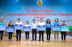 Trao tặng 8 nhà Mái ấm công đoàn cho đoàn viên khó khăn